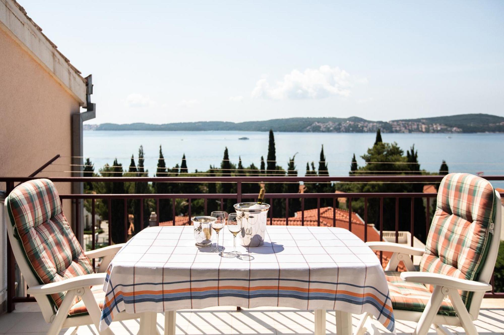 Lambrisa Apartment Trogir Bagian luar foto